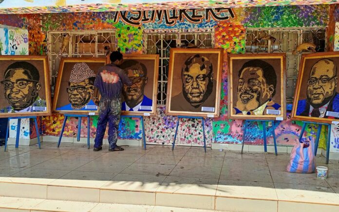 Seniman Kongo Melukis Potret Politisi dengan Menggunakan Plastik