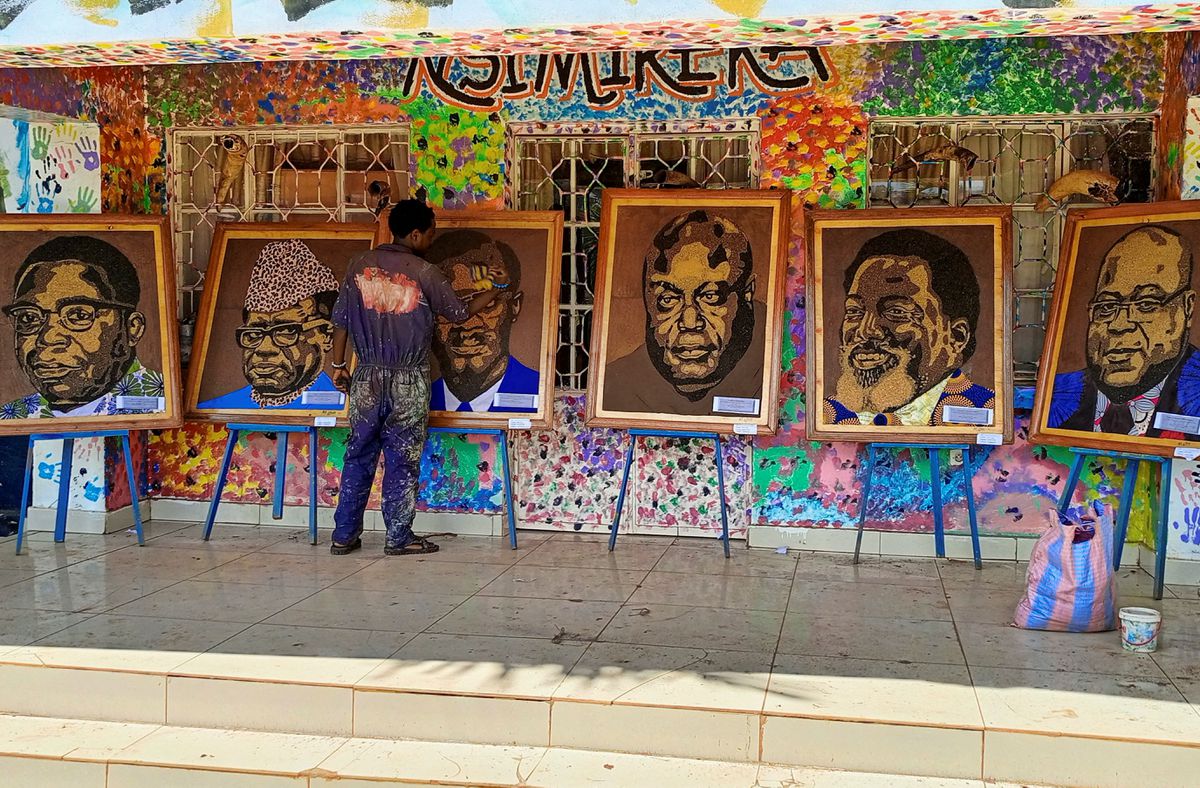 Seniman Kongo Melukis Potret Politisi dengan Menggunakan Plastik