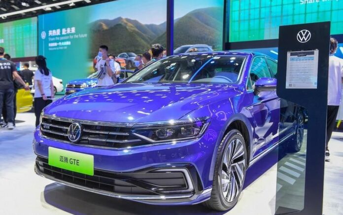 Orang-orang mengunjungi stan FAW-Volkswagen di Pameran Otomotif Internasional China (Changchun) ke-19 di Changchun, ibu kota Provinsi Jilin, China timur laut, pada 15 Juli 2022. (Xinhua/Zhang Nan)