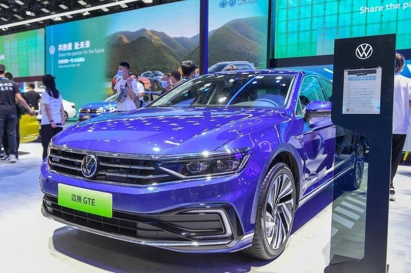 Orang-orang mengunjungi stan FAW-Volkswagen di Pameran Otomotif Internasional China (Changchun) ke-19 di Changchun, ibu kota Provinsi Jilin, China timur laut, pada 15 Juli 2022. (Xinhua/Zhang Nan)