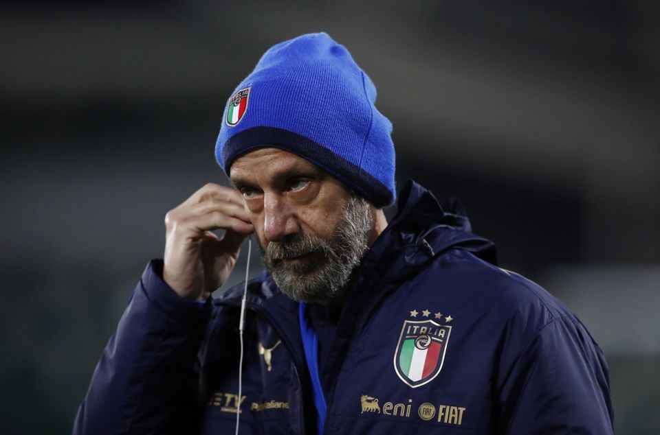 Ketua delegasi Italia Gianluca Vialli selama pelatihan di Windsor Park, Belfast, Irlandia Utara - 14 November 2021. Foto: Gambar Aksi via Reuters/Jason Cairnduff.