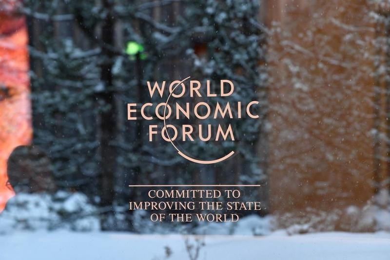 Foto yang diabadikan pada 15 Januari 2023 berikut ini menunjukkan logo Forum Ekonomi Dunia (World Economic Forum/WEF) di Davos, Swiss. (Xinhua/Lian Yi)