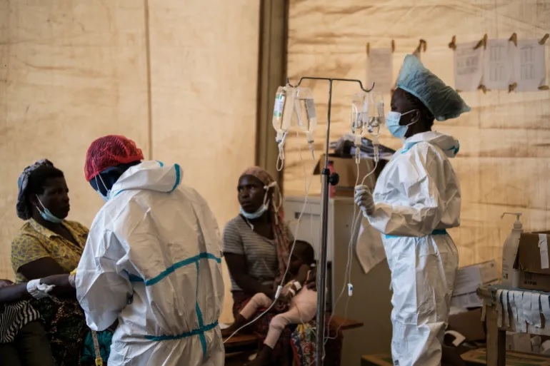 Petugas kesehatan merawat pasien kolera di Rumah Sakit Bwaila. Foto: Thoko Chikondi/AP Photo.