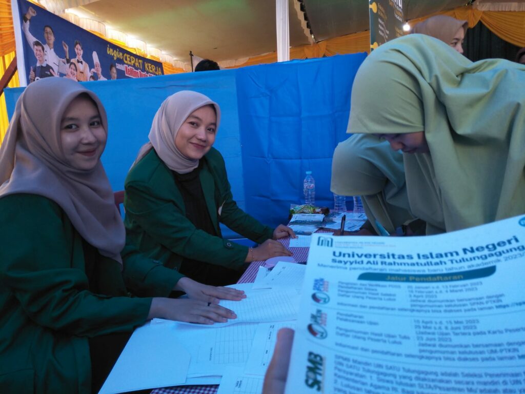 Stan UIN Tulungagung di EduFair Kabupaten Tuban Ramai Dikunjungi Siswa