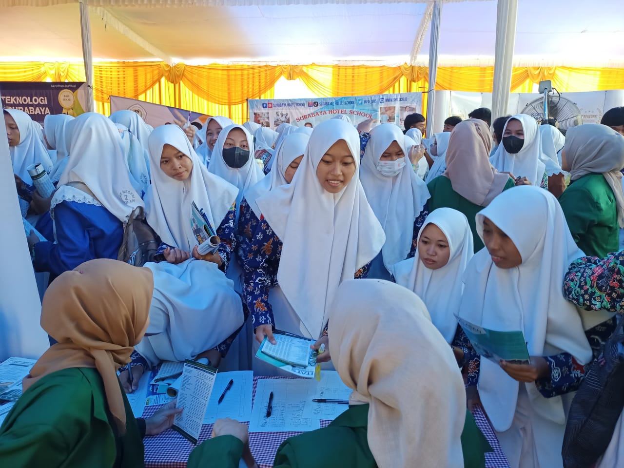 Stan UIN Tulungagung di EduFair Kabupaten Tuban Ramai Dikunjungi Siswa