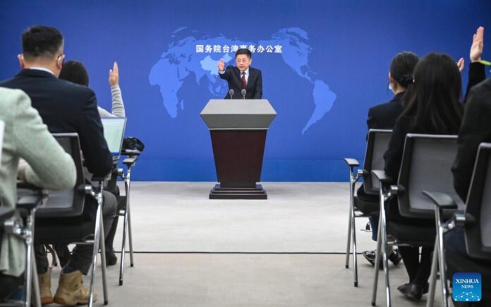 Ma Xiaoguang, juru bicara Kantor Urusan Dewan Negara Taiwan, memberi isyarat pada konferensi pers di Beijing, ibu kota Tiongkok, 11 Januari 2023. (Xinhua/Chen Yehua)