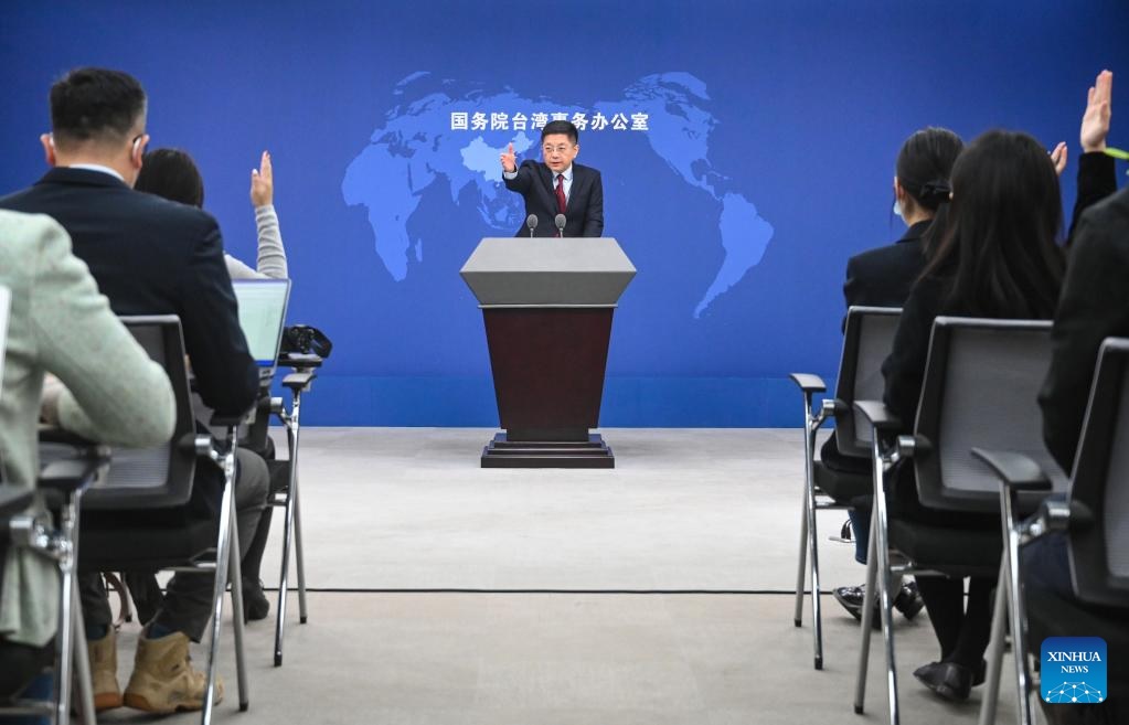 Ma Xiaoguang, juru bicara Kantor Urusan Dewan Negara Taiwan, memberi isyarat pada konferensi pers di Beijing, ibu kota Tiongkok, 11 Januari 2023. (Xinhua/Chen Yehua)