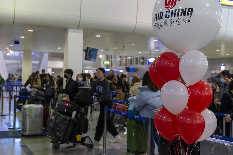 Para penumpang mengantre untuk melakukan check-in sebelum menaiki penerbangan langsung pertama antara Shanghai dan Athena di Bandar Udara Internasional Athena , Yunani, pada 22 Desember 2022. (Xinhua/Marios Lolos)