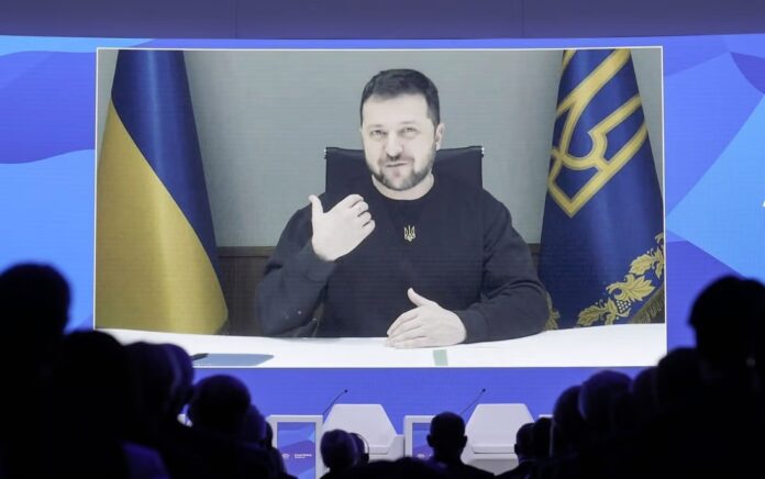 Presiden Ukraina Volodymyr Zelensky berbicara kepada para peserta Forum Ekonomi Dunia di Davos melalui tautan video pada hari Rabu. Foto: AP.