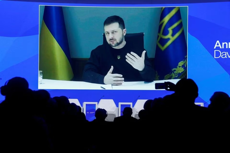 Presiden Ukraina Volodymyr Zelenskiy berpidato di Forum Ekonomi Dunia (WEF) melalui tautan video, di Davos, Swiss, 18 Januari 2023. Foto: Reuters/Arnd Wiegmann.