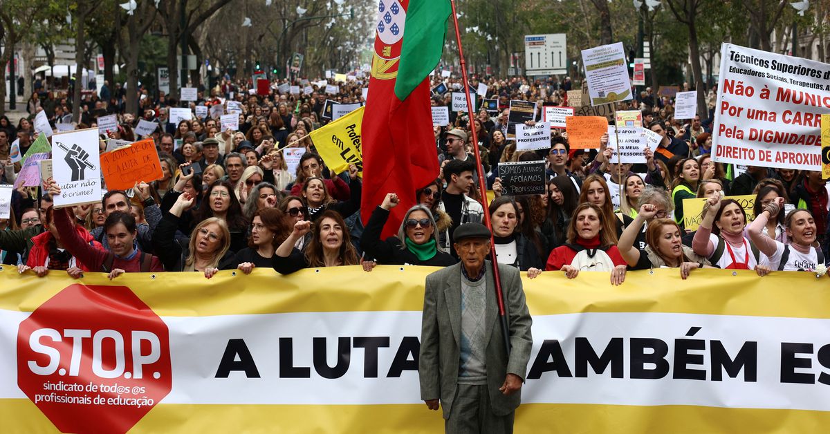Tuntut Upah yang Lebih Tinggi, Ribuan Guru di Lisbon Turun ke Jalan