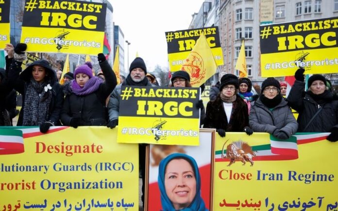 Orang-orang berunjuk rasa menentang rezim Iran selama dewan Urusan Luar Negeri Uni Eropa (UE) di Brussels, Belgia 23 Januari 2023. Foto: Reuters/Johanna Geron.