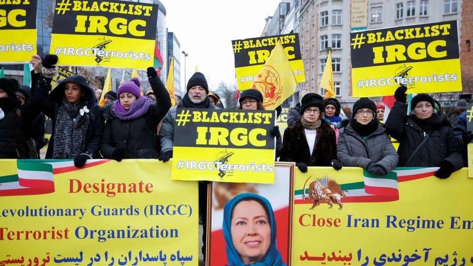 Orang-orang berunjuk rasa menentang rezim Iran selama dewan Urusan Luar Negeri Uni Eropa (UE) di Brussels, Belgia 23 Januari 2023. Foto: Reuters/Johanna Geron.