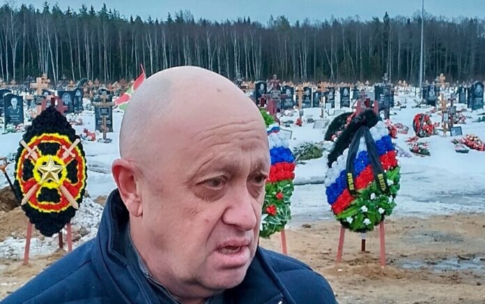 Pemimpin perusahaan tentara bayaran Wagner Group evgeny Prigozhin menghadiri pemakaman seorang anggota grup yang tewas dalam operasi khusus di Ukraina, di pemakaman Beloostrovskoye di luar St. Petersburg, Rusia, Sabtu, 24 Desember 2022. (Foto: AP)