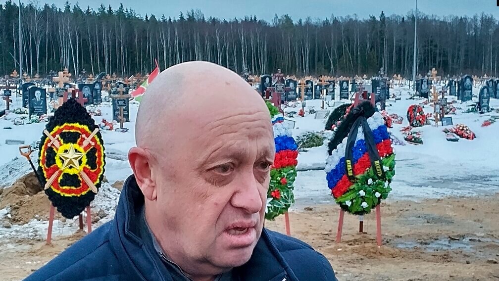 Pemimpin perusahaan tentara bayaran Wagner Group evgeny Prigozhin menghadiri pemakaman seorang anggota grup yang tewas dalam operasi khusus di Ukraina, di pemakaman Beloostrovskoye di luar St. Petersburg, Rusia, Sabtu, 24 Desember 2022. (Foto: AP)