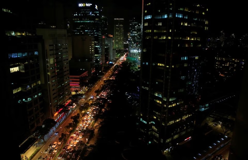 Bangunan terlihat saat kendaraan melewati distrik keuangan kota Makati, metro Manila, Filipina 22 November 2017. Foto: Reuters/Romeo Ranoco.