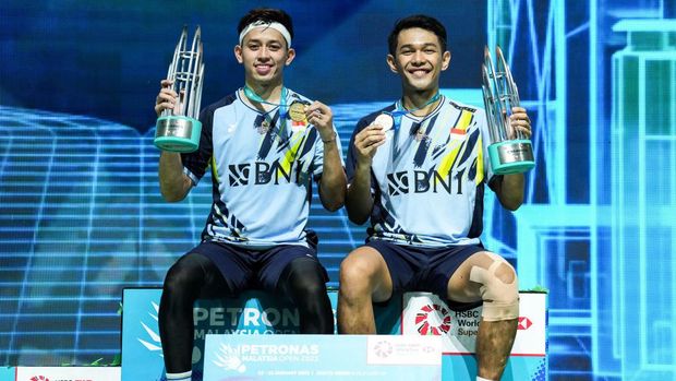 Pasangan Fajar Alfian/Rian Ardianto juara Malaysia Open 2023. Gelar ini menjadi yang pertama bagi keduanya di nomor super 1000. (Foto: Getty Images/Shi Tang)