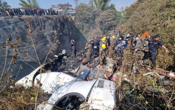 Tim penyelamat bekerja untuk mengevakuasi jenazah di lokasi jatuhnya pesawat yang membawa 72 orang di Pokhara di Nepal barat 15 Januari 2023. Foto: Bijay Neupane/Handout via Reuters.