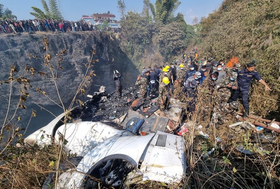 Tim penyelamat bekerja untuk mengevakuasi jenazah di lokasi jatuhnya pesawat yang membawa 72 orang di Pokhara di Nepal barat 15 Januari 2023. Foto: Bijay Neupane/Handout via Reuters.