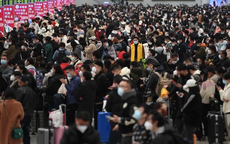 Para penumpang bersiap menaiki kereta selama arus mudik Festival Musim Semi di Stasiun Kereta Utara Shenzhen di Shenzhen, Provinsi Guangdong, China selatan, pada 18 Januari 2023. (Xinhua/Mao Siqian)