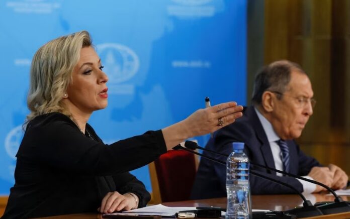 Juru bicara Kementerian Luar Negeri Rusia Maria Zakharova memberi isyarat selama konferensi pers tahunan Menteri Luar Negeri Sergei Lavrov di Moskow, Rusia 18 Januari 2023. Foto: Reuters/Shamil Zhumatov.