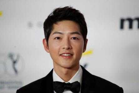 Song Joong-ki Umumkan Pernikahan Sekaligus Kehamilan Istrinya Katy Louise Saunders