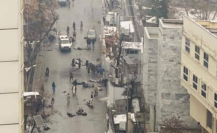 Suasana pasca ledakan bunuh diri di dekat Kementerian Luar Negeri Afghanistan pada Selasa (10/1). Foto: Sputnik.