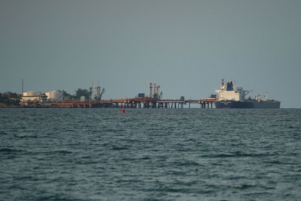 Kapal tanker Aframax berbendera Liberia, Suvorovsky Prospect, melepaskan bahan bakar minyak dari Rusia di terminal Matanzas, di Matanzas, Kuba, 16 Juli 2022. Foto: Reuters/Alexandre Meneghini.