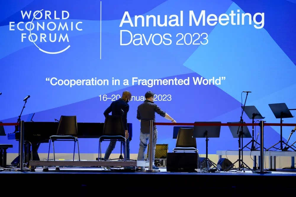 Orang-orang menyiapkan panggung menjelang pembukaan Forum Ekonomi Dunia di Davos, Swiss, 15 Januari 2023. Foto: AP Photo/Markus Schreiber.