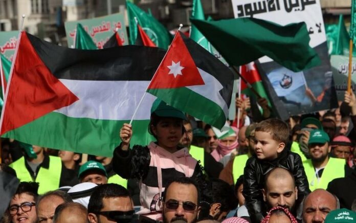 Ribuan warga Yordania menggelar unjuk rasa di Amman, Yordania, pada 27 Januari 2023, menentang pembunuhan sembilan warga Palestina oleh Israel di sebuah kamp pengungsi di Tepi Barat. (Xinhua/Mohammad Abu Ghosh)