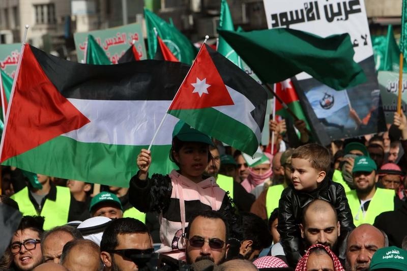 Ribuan warga Yordania menggelar unjuk rasa di Amman, Yordania, pada 27 Januari 2023, menentang pembunuhan sembilan warga Palestina oleh Israel di sebuah kamp pengungsi di Tepi Barat. (Xinhua/Mohammad Abu Ghosh)