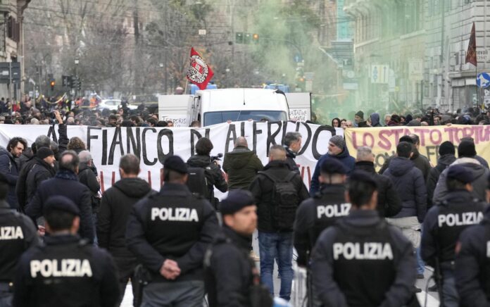 Gelar Protes untuk Caspito, Anarkis Italia Bentrok dengan Polisi