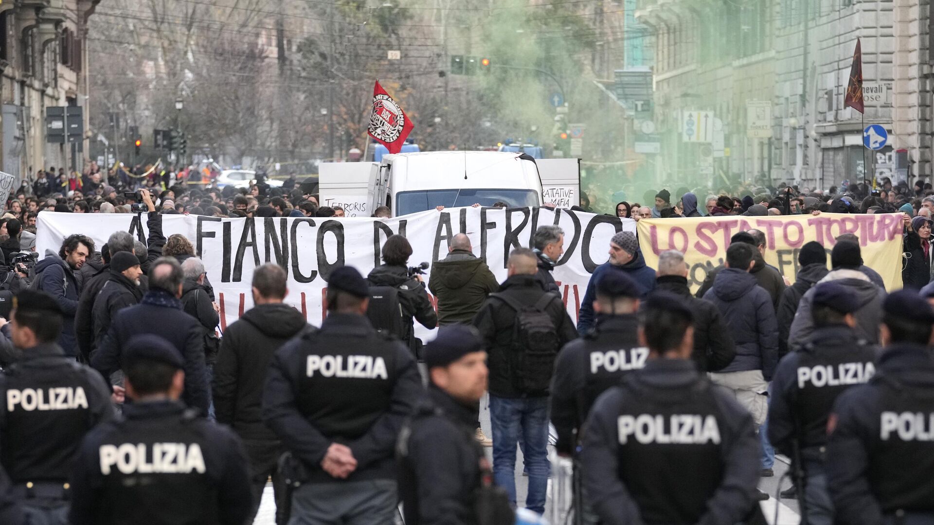 Gelar Protes untuk Caspito, Anarkis Italia Bentrok dengan Polisi