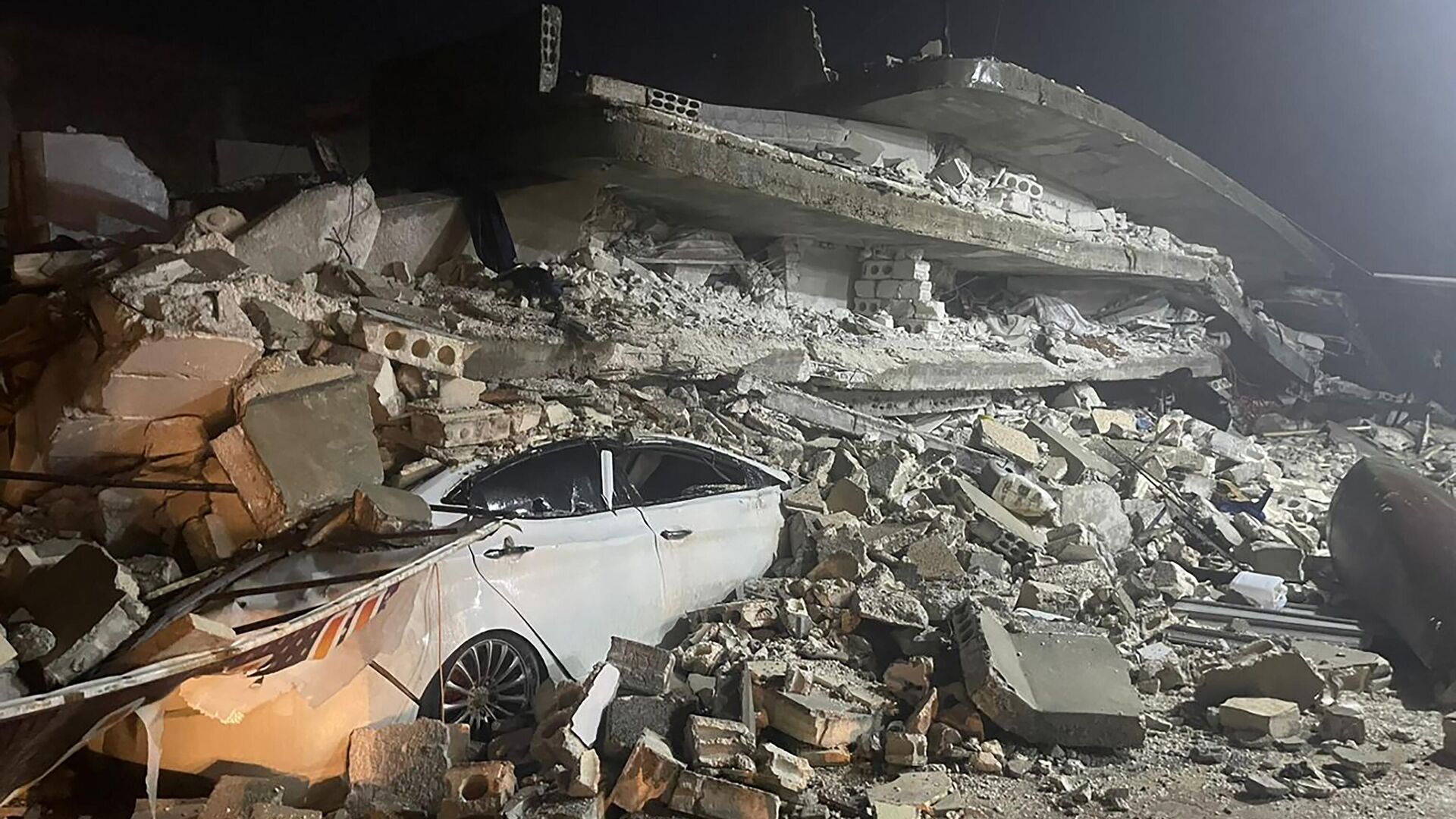 Takut Terjadi Gempa Susulan, Warga Suriah Tidur di Mobil yang Diparkir