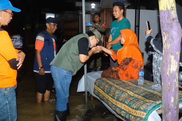 Bupati Pamekasan Terobos Banjir Temui Korban