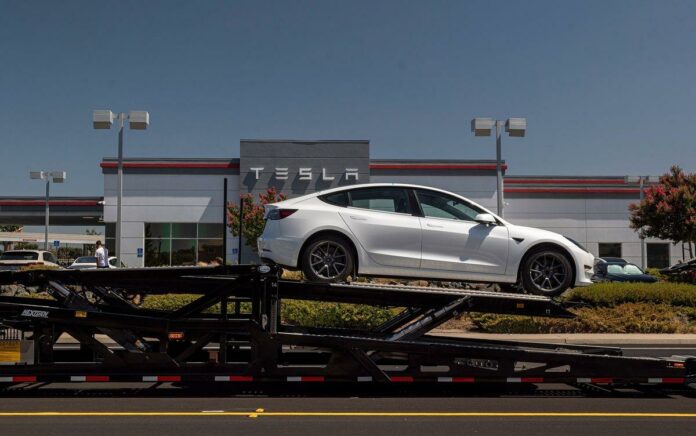 Banyak Terjadi Kecelakaan, Tesla akan Menarik 350.000 Lebih Kendaraan Autopilotnya