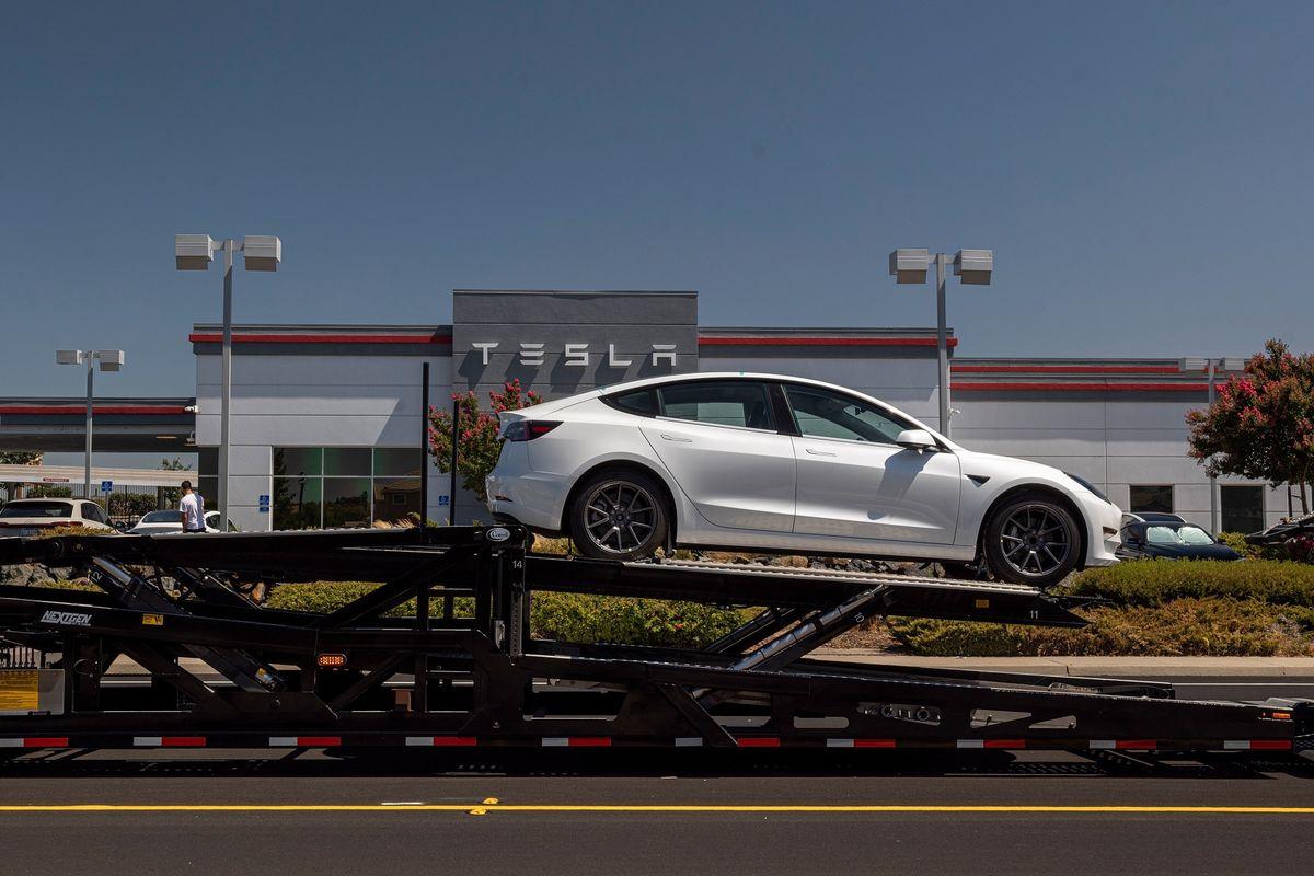 Banyak Terjadi Kecelakaan, Tesla akan Menarik 350.000 Lebih Kendaraan Autopilotnya