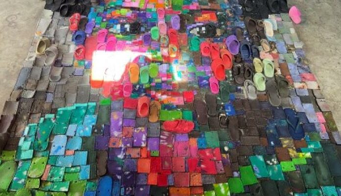 Peduli Lingkungan, Seniman Nigeria Ubah Sandal Jepit Plastik Jadi Potret Berwarna