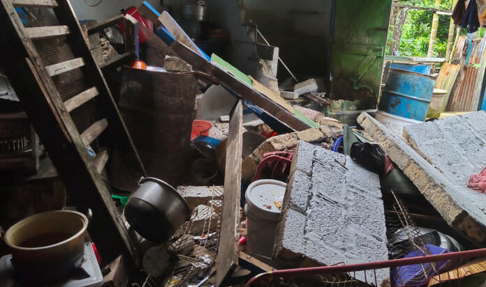 Kerusakan rumah warga akibat gempabumi dengan magnitudo (M) 5,4 yang mengguncang Kota Jayapura, Papua, Kamis (9/2). (BPBD Kota Jayapura)