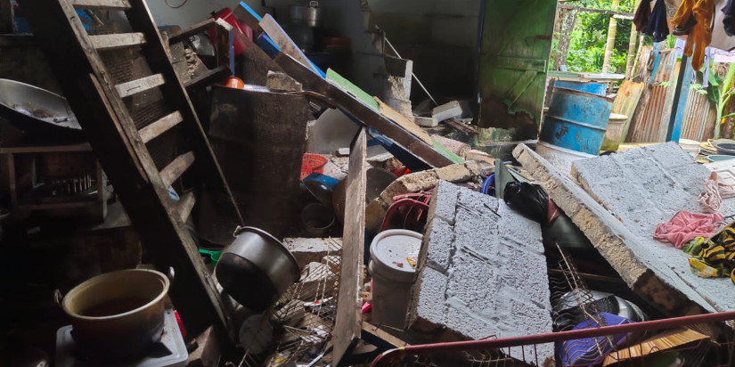 Kerusakan rumah warga akibat gempabumi dengan magnitudo (M) 5,4 yang mengguncang Kota Jayapura, Papua, Kamis (9/2). (BPBD Kota Jayapura)