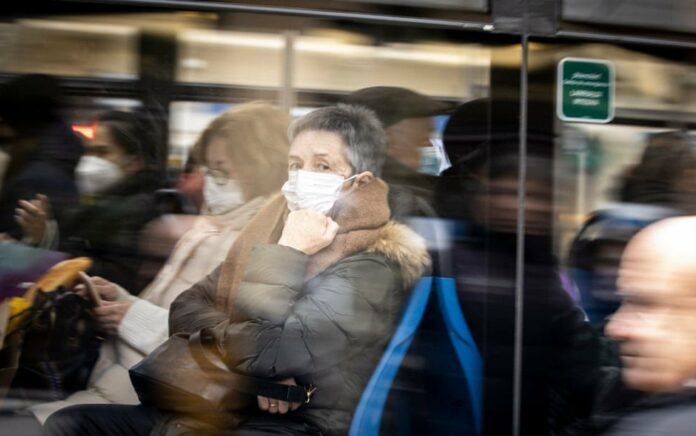 Spanyol Cabut Mandat Pemakaian Masker di Transportasi Umum