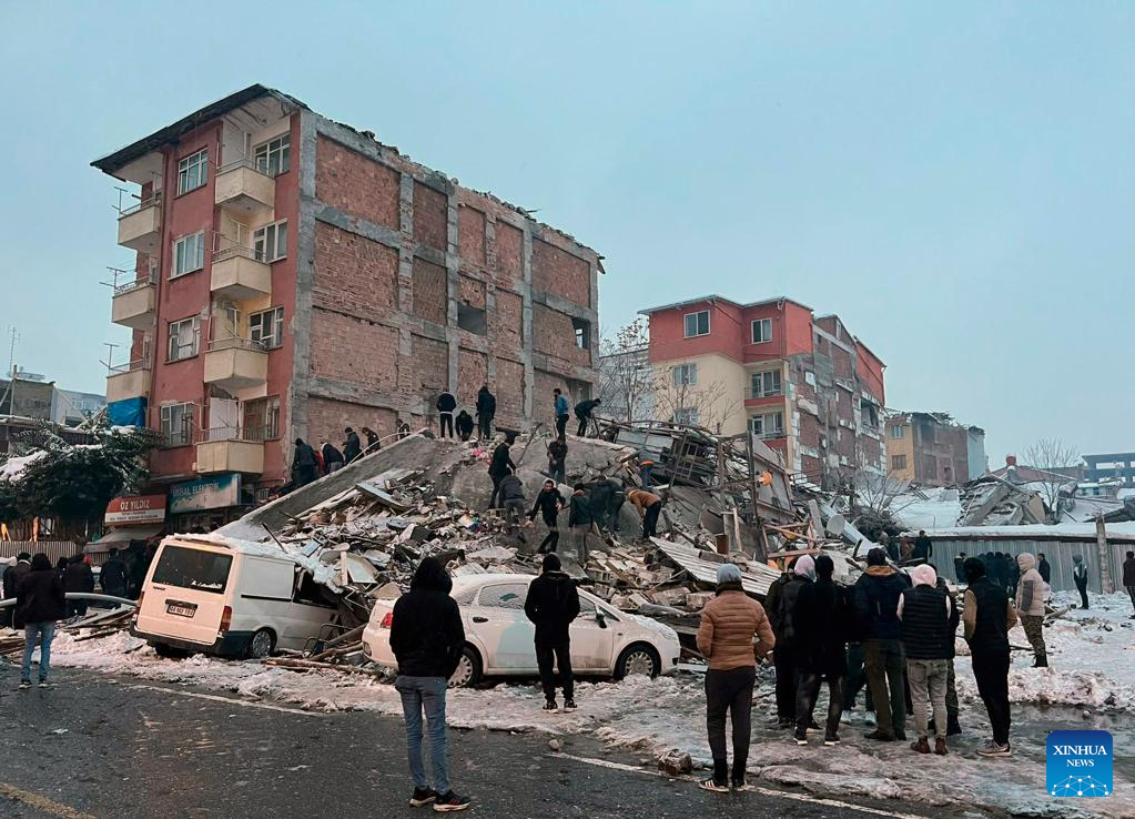 Gempa 7,4 SR Menggungcang Turki, 284 Orang Tewas dan 2.323 Lainnya Luka-luka