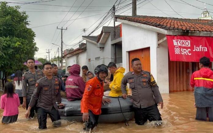 Tim evakuasi gabungan tengah mengevakuasi warga saat banjir di Perum BMI, Karawang, Jawa Barat, Senin (27/2/2023).(Dok. Polres Karawang)