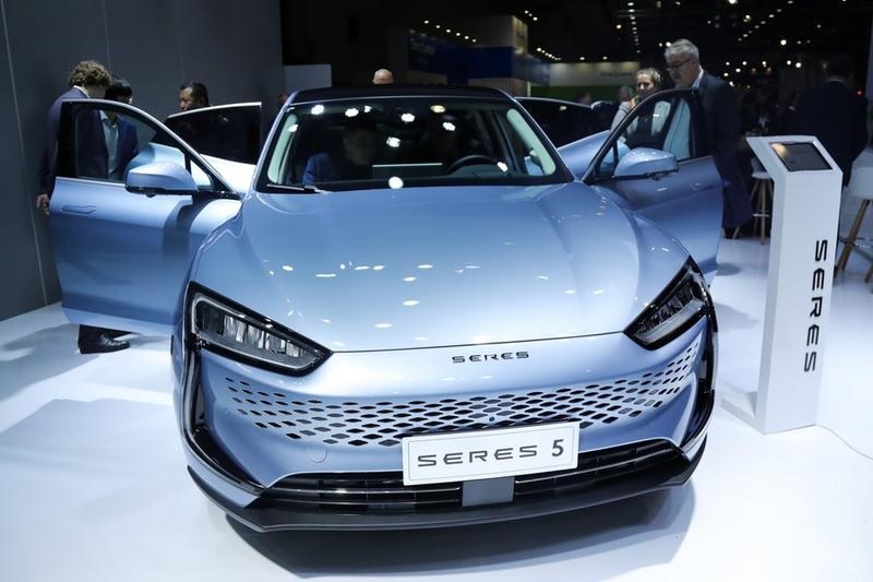 Sejumlah orang menjajal mobil listrik Seres 5 dalam pratinjau media untuk ajang Brussels Motor Show ke-100 di Brussel, Belgia, pada 13 Januari 2023. (Xinhua/Zheng Huansong)
