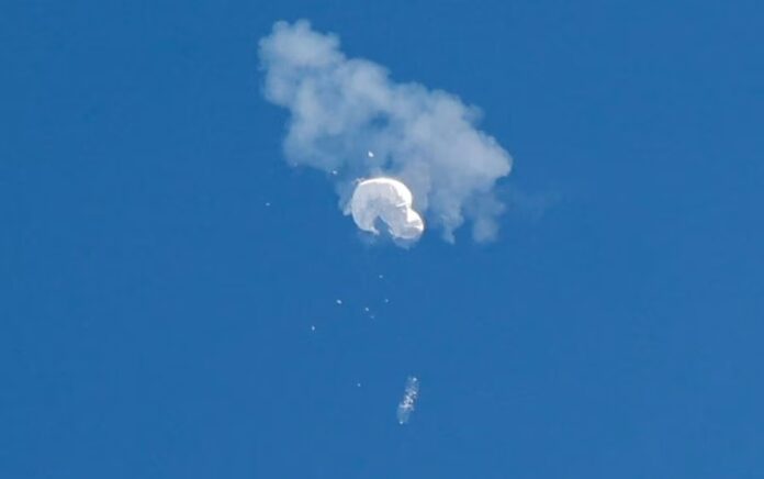 Balon mata-mata China yang diduga melayang ke laut setelah ditembak jatuh di lepas pantai di Pantai Surfside, Carolina Selatan, AS 4 Februari 2023. Foto: Reuters/Randall Hill.