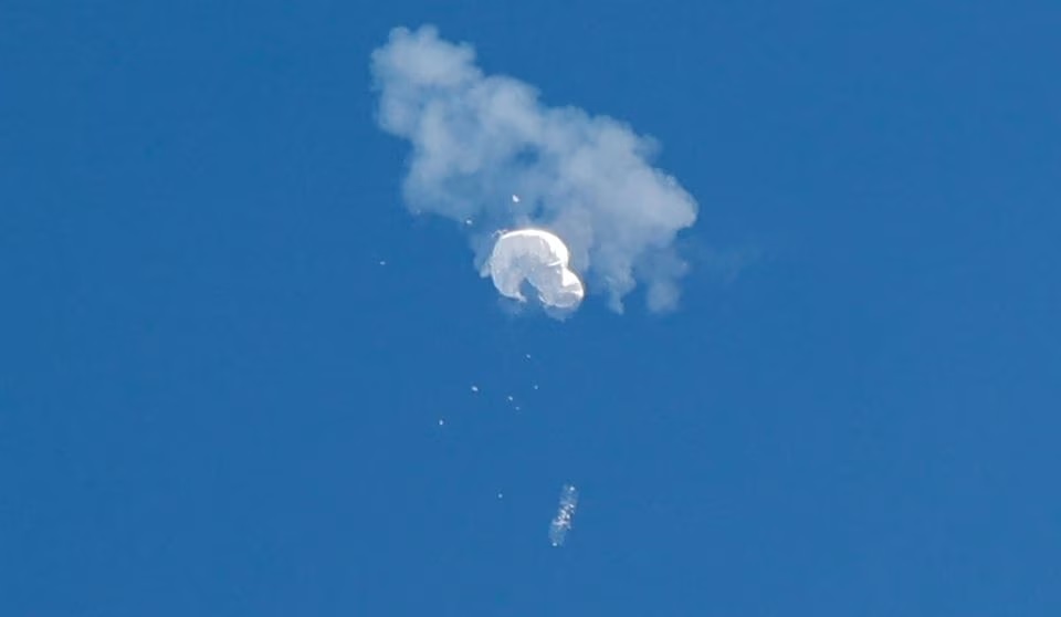 Balon mata-mata China yang diduga melayang ke laut setelah ditembak jatuh di lepas pantai di Pantai Surfside, Carolina Selatan, AS 4 Februari 2023. Foto: Reuters/Randall Hill.