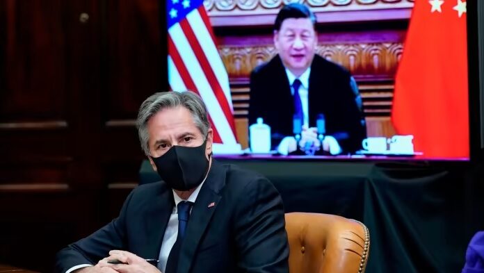 Antony Blinken mendengarkan saat Joe Biden bertemu secara virtual dengan Xi Jinping pada November 2021. Foto: Susan Walsh/AP.