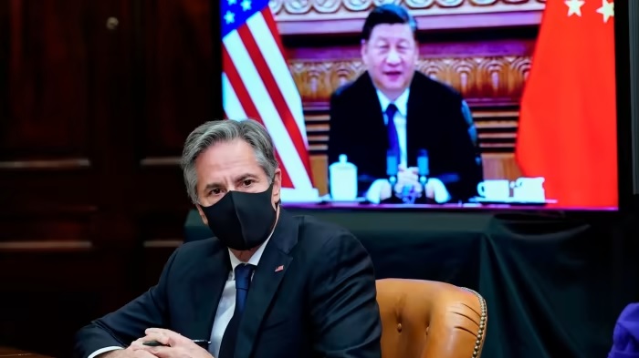 Antony Blinken mendengarkan saat Joe Biden bertemu secara virtual dengan Xi Jinping pada November 2021. Foto: Susan Walsh/AP.