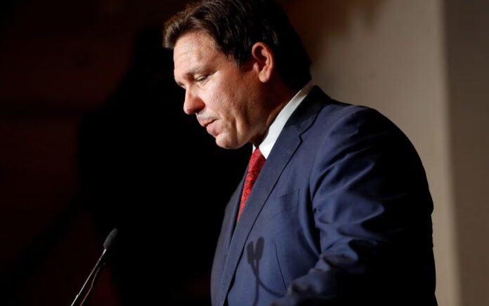 Gubernur Florida Ron DeSantis berbicara setelah pemilihan utama untuk paruh waktu selama "Keep Florida Free Tour" di Pepin's Hospitality Center di Tampa, Florida, AS, 24 Agustus 2022. Foto: Reuters/Octavio Jones.