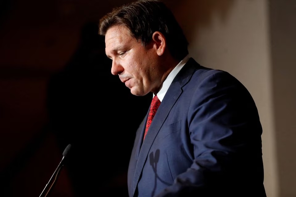 Gubernur Florida Ron DeSantis berbicara setelah pemilihan utama untuk paruh waktu selama "Keep Florida Free Tour" di Pepin's Hospitality Center di Tampa, Florida, AS, 24 Agustus 2022. Foto: Reuters/Octavio Jones.